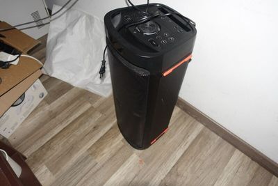 une image représentant une pièce avec un ordinateur et un haut-parleur
