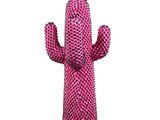 une figurine de cactus rose posée sur une table