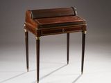 un bureau ancien avec un plateau en bois et des pieds en laiton