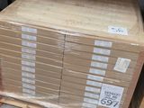 une pile de cartons posée sur une palette dans un entrepôt