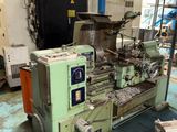 une machine qui se trouve à l'intérieur d'un bâtiment