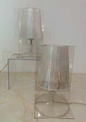 two lamps that are sitting on a table in a room