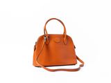 un sac à main orange sur fond blanc