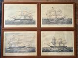 quatre photos de bateaux encadrées, exposées dans un cadre en bois