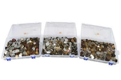 trois bacs en plastique remplis de pièces, empilés les uns sur les autres