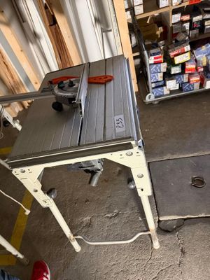 vue de dessus d'un établi dans un garage