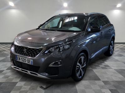 la voiture grise est garée sur un sol en damier dans le garage