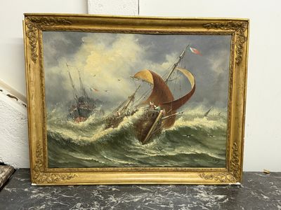 une peinture à l'huile représentant un voilier en pleine mer agitée, avec d'autres bateaux en arrière-plan