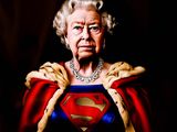 une femme d'un certain âge vêtue d'un costume de Superman et portant une couronne sur la tête