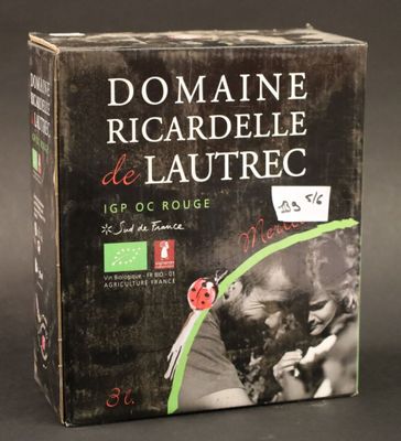 emballage d'une boîte de vin sur laquelle figure une coccinelle
