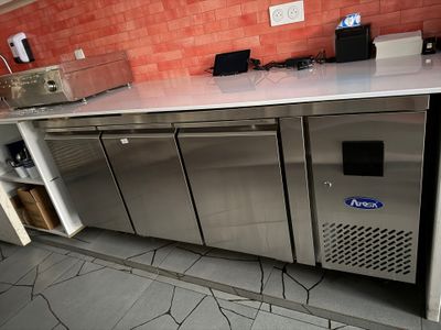 VENDU SUR DESIGNATION. 1 comptoir réfrigéré inox 3 portes AT… - Photo 1