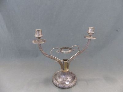 un candélabre en argent sur lequel sont posées deux bougies