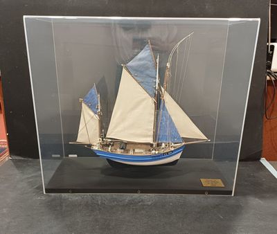 une maquette de voilier dans une vitrine