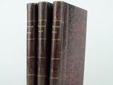 deux vieux livres posés l'un sur l'autre sur une surface blanche