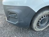 un gros plan de l'avant d'une voiture avec un pneu crevé