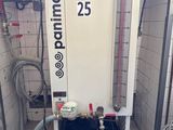 une machine qui se trouve dans le coin d'une pièce