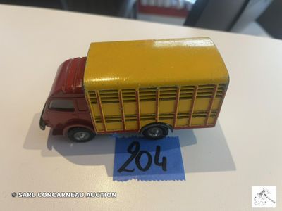 un camion miniature posé sur une table