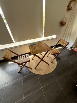 une table et des chaises dans une pièce avec une grande fenêtre