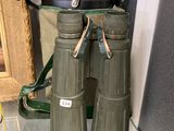 une paire de jumelles posée sur une table