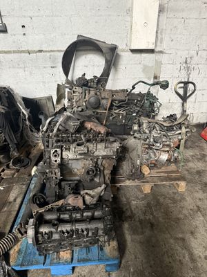 un moteur de camion posé sur une palette