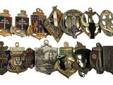 plusieurs types de badges sont présentés sur une surface blanche