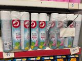 un présentoir de brosses à dents et de dentifrice dans un magasin