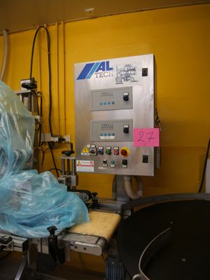 une machine qui se trouve dans une pièce, avec un sac posé dessus