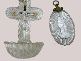 deux décorations en verre représentant un crucifix et une croix
