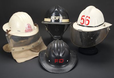 trois types différents de casques de chantier et d'équipements de protection sur fond noir