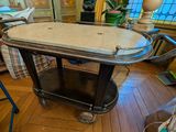 une table posée sur un chariot au milieu d'une pièce