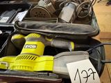 une valise remplie d'outils posée sur une table