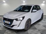 la voiture blanche est garée sur un sol en damier dans le garage