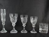 quatre verres à vin et un verre à shot sur fond noir