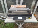 un hot-dog posé sur une table devant une porte vitrée