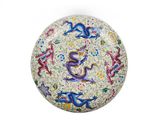 une photo d'une boule décorative ornée d'un motif représentant un lézard