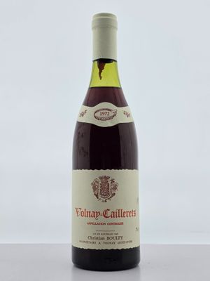 une bouteille de vin rouge posée sur une table, sur fond blanc