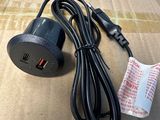 un chargeur posé sur une boîte en carton