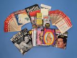 beaucoup de magazines posés sur une table