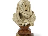 statue d'une femme en train de lire un livre, posée sur un socle en marbre