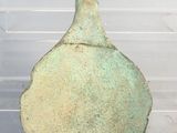 un vase vert posé sur une table