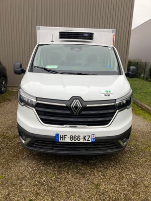 la camionnette blanche est garée devant un bâtiment