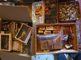 une boîte remplie de cartes postales et d'autres objets posée par terre