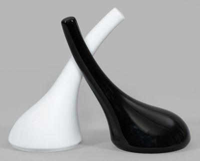 une paire de vases noirs et blancs sur fond gris