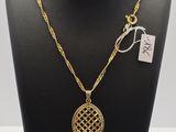 un collier en or avec un pendentif « fleur de vie » sur un mannequin