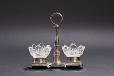 paire de bougeoirs en cristal taillé sur socle