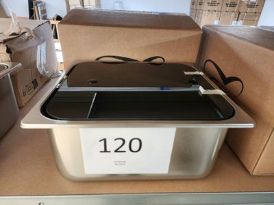 une photo d'un évier en acier inoxydable dans un carton