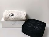serviette Chanel noire et blanche et étui noir