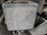 un gros plan d'un objet métallique posé par terre
