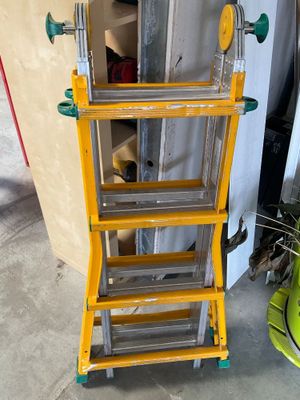 une échelle jaune qui se trouve dans un garage