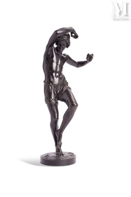 statue d'un homme tenant une raquette de tennis sur fond blanc